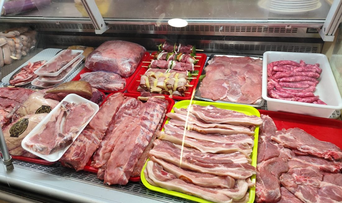 Vitrine de carnes frescas para a brasa