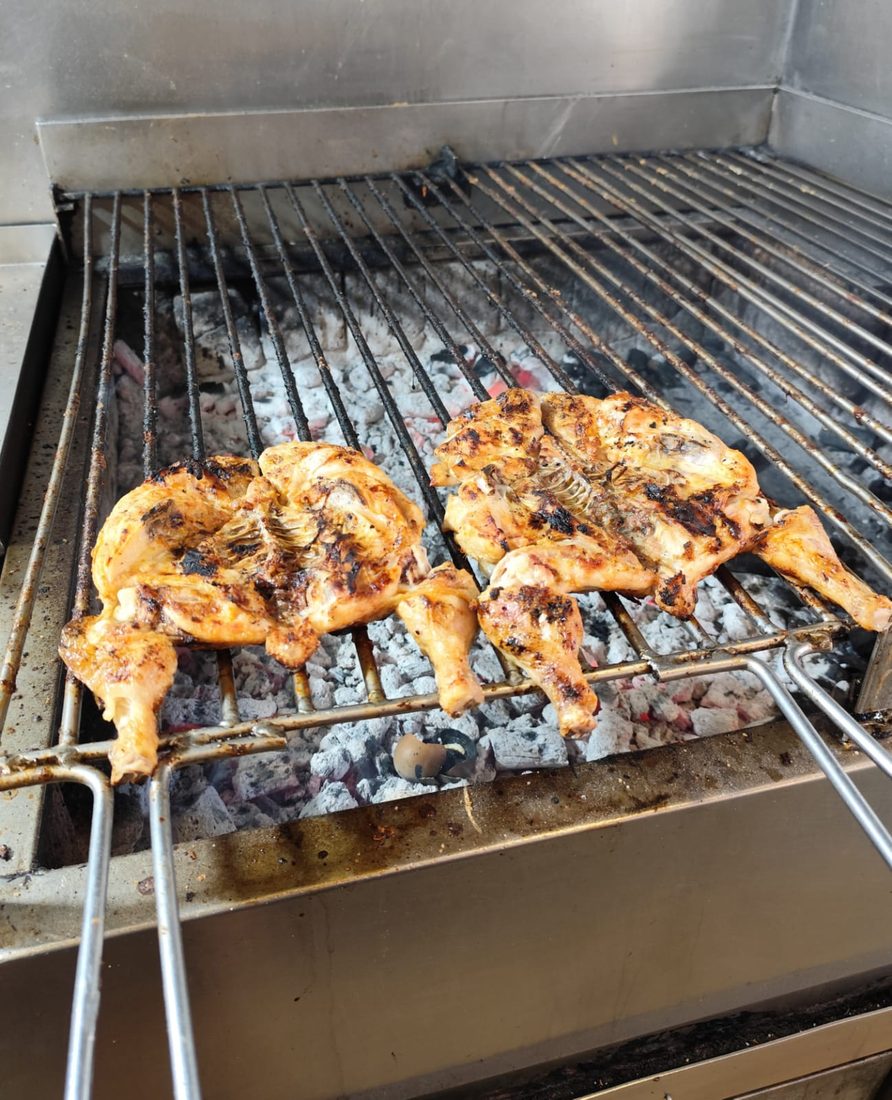 Frango no churrasco na brasa